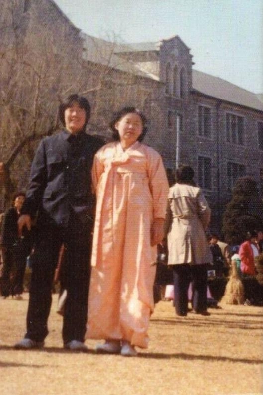 1982年，李在明身著校服，與母親一起參加大學(xué)開學(xué)典禮。圖片來源：李在明競(jìng)選團(tuán)隊(duì)