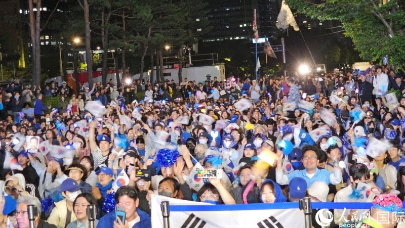 當(dāng)?shù)貢r(shí)間4日凌晨，李在明支持者們聚集在國會(huì)前等待計(jì)票結(jié)果。人民網(wǎng) 柳美鉉攝