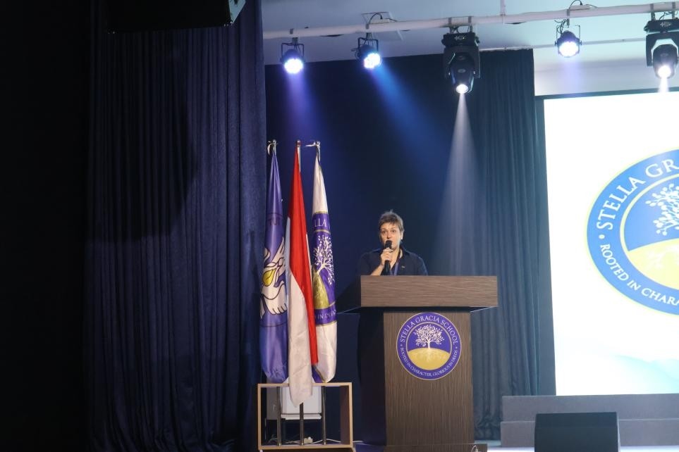 伊莉娜致辭。哈山努丁大學(xué)孔子學(xué)院供圖