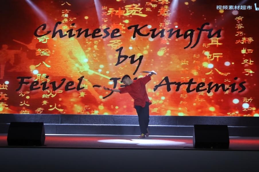 恩星學(xué)校中學(xué)部學(xué)生表演武術(shù)。哈山努丁大學(xué)孔子學(xué)院供圖